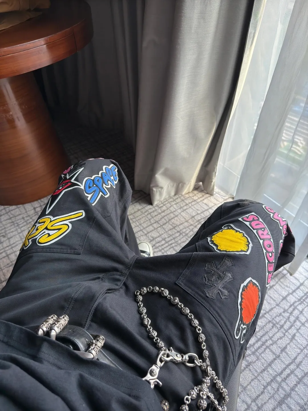 P260 Chrome Hearts Chrome Hearts black multi-element graffiti overalls Chrome Hearts clothing creative director Mattyboy Mattyboy, whose real name is Matt DiGiacomo, is a graffiti artist with a non-school background. He started to serve as the creative director of the Chrome Hearts clothing series in 2018. Since then, Chrome Hearts, which has been injected with young blood, has become popular again. Popular clothing and leather goods, especially the vintage trousers modified product line, must be pre-ordered in stores around the world. Especially patterns like Checker Ball, Checker Eyes and Smiling Lips. The fictional record company logo "SexRecords" often appears in his works, forming his unique style. "I hate humanity, but I love art. Before the end of my life, I just want to do my best to create." ----Matty Boy Mattyboy and vrigil Abloh are also very close. They are both ICONs who bring street culture into luxury accessories. Via.MattyBoy90 (IG) Size: 28/30/32/34/36 Waist: 69/74/79/84/89 Knee circumference: 50/51.5/53/54.5/56 Pants length: 102/104/106/108/110